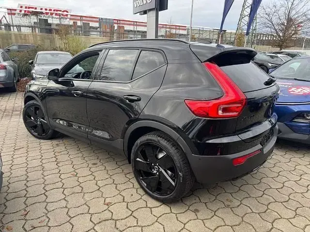 Neu Volvo XC40 Plus 163 PS (119 kW) 2026 Onyx black metallic SUV
