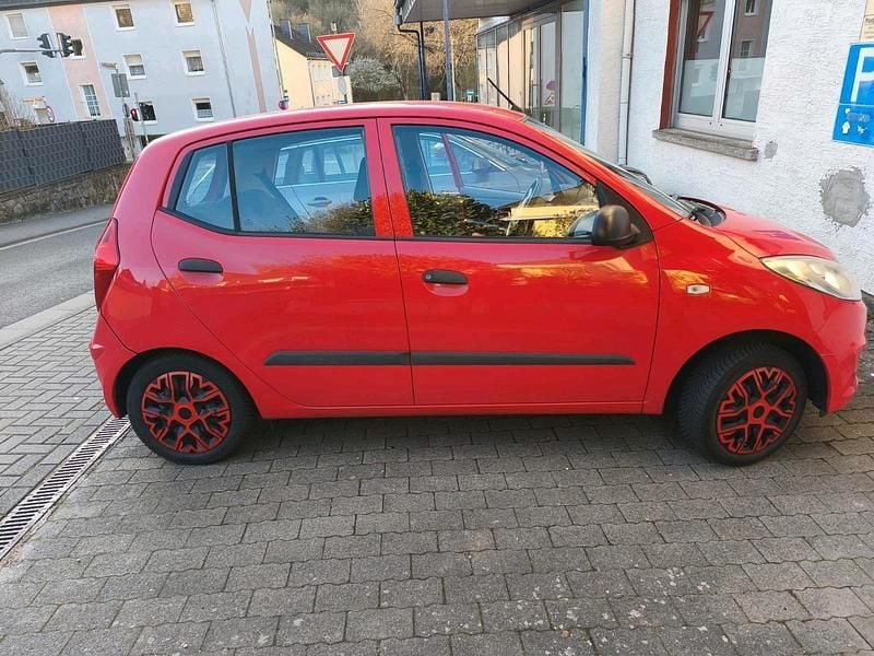 Gebraucht Hyundai i10 67 PS (49 kW) 2012 Rot Kleinwagen