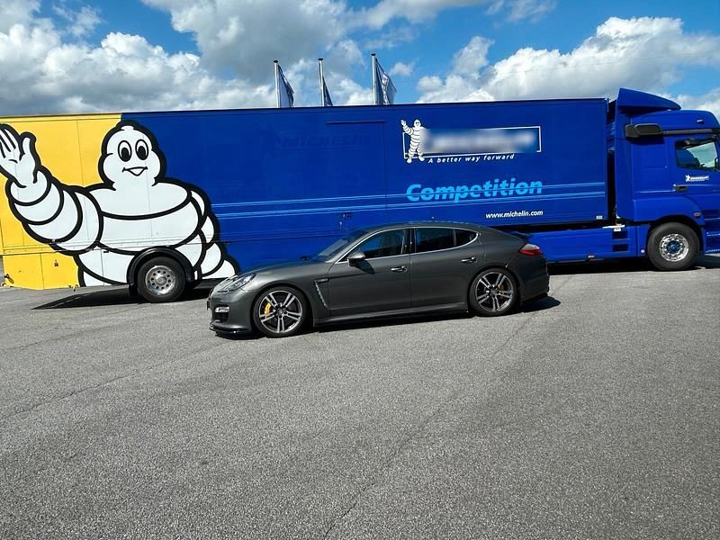 Grau Gebraucht 2012 Porsche Panamera Turbo S Limousine | 35.500 € - Bild 1/4