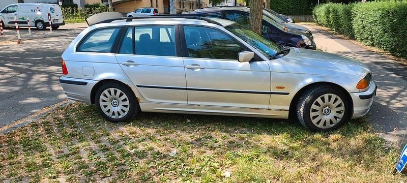 Grau Gebraucht 2001 BMW 320 Sport Line Kombi | 799 € (Superpreis) - Bild 1/4