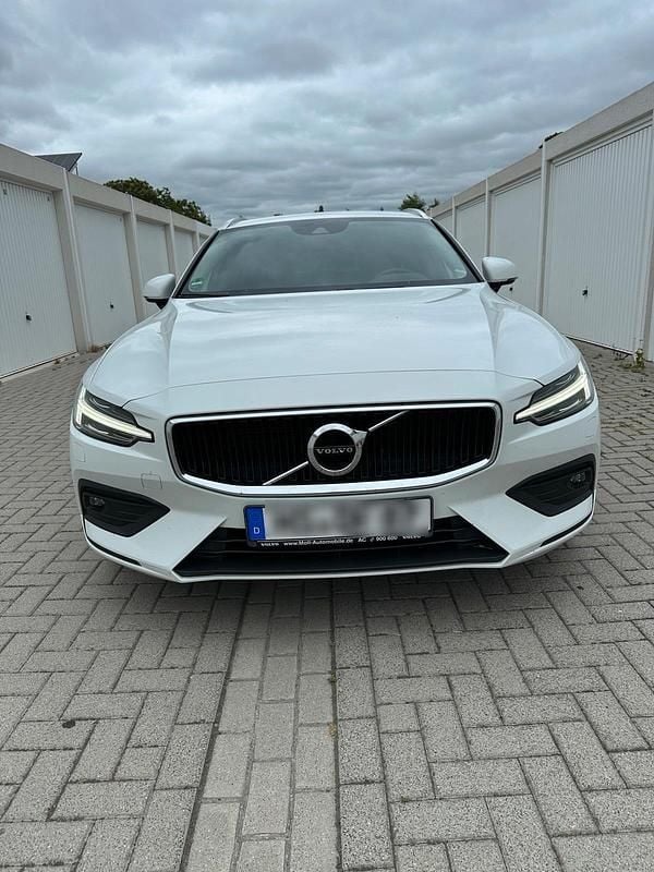 Weiß Gebraucht 2018 Volvo V60 Momentum Kombi | 18.500 € (Fairer Preis) - Bild 1/4
