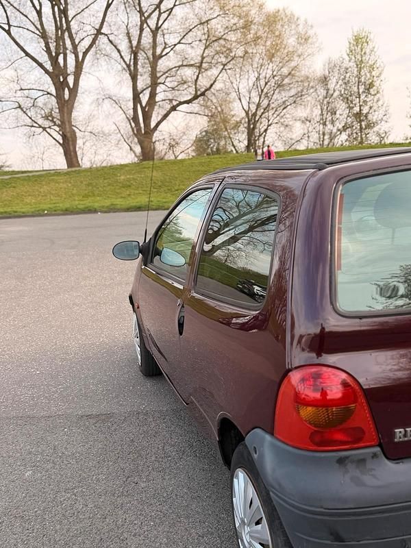 Second-hand Renault Twingo 58 CP (42 kW) 2001 Roșu Hatchback