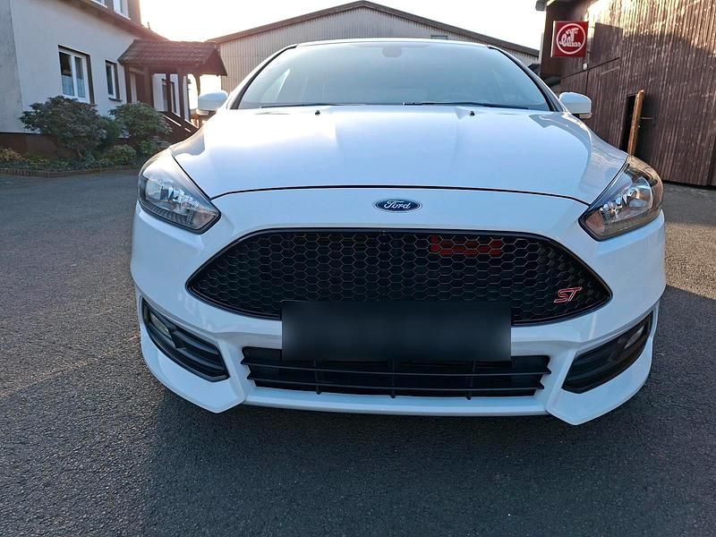 Gebraucht Ford Focus ST 240 PS (176 kW) 2015 Weiß Limousine