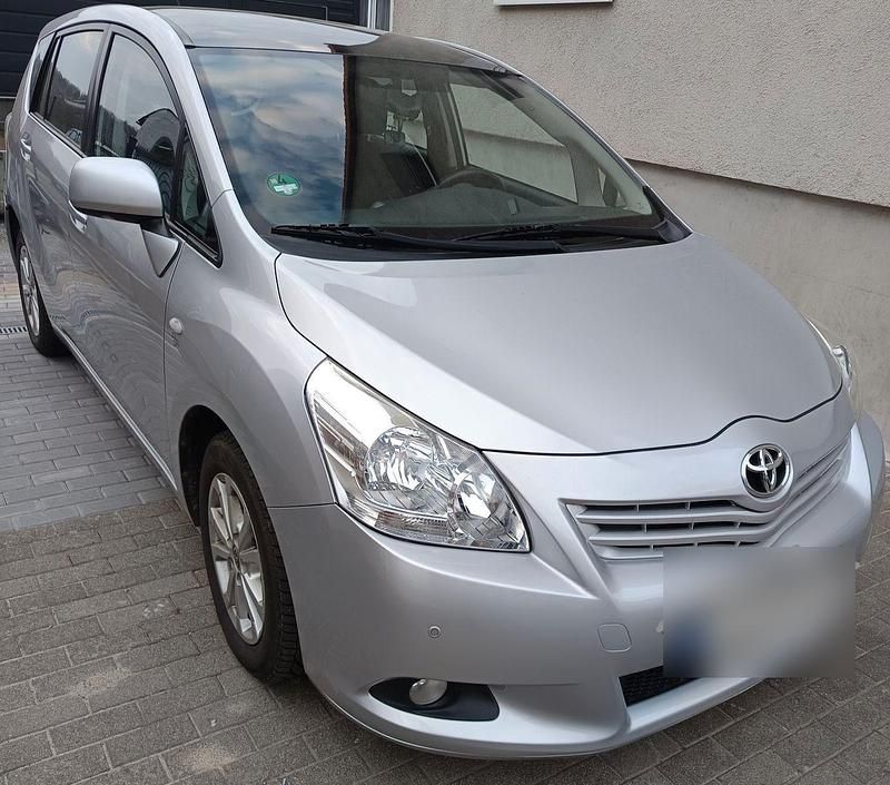 Gebraucht Toyota Verso Edition 132 PS (97 kW) 2011 Silber Van / Kleinbus