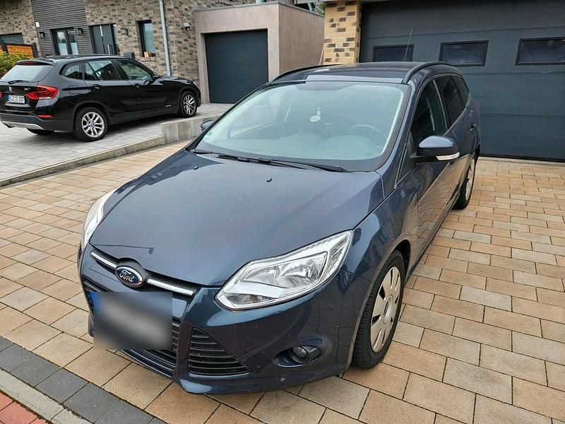 Blau Gebraucht 2011 Ford Focus Kombi | 3.000 € (Fairer Preis) - Bild 1/4