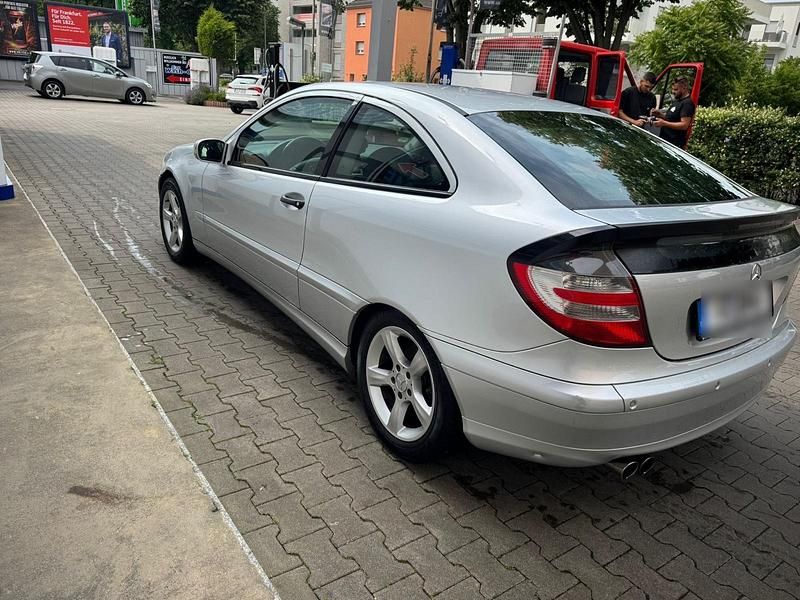 Gebraucht Mercedes C180 143 PS (105 kW) 2004 Silber Coupé