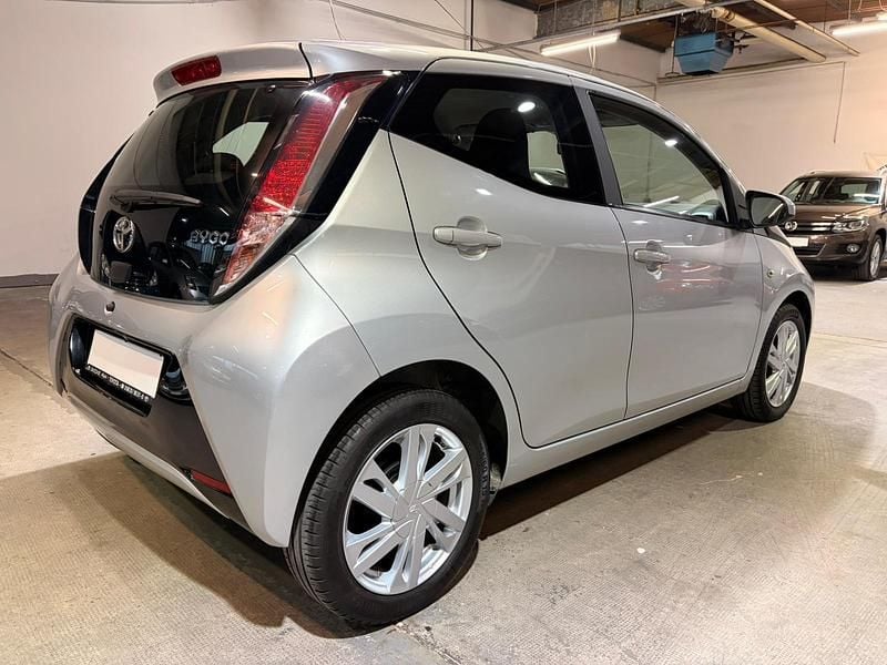 Second-hand Toyota Aygo 69 CP (50 kW) 2016 Argintiu Hatchback