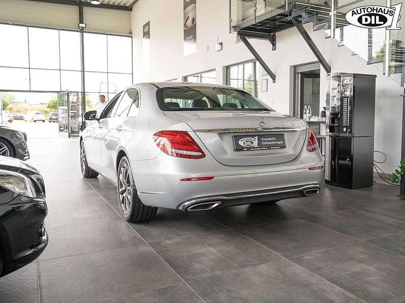 Gebraucht Mercedes E220 194 PS (142 kW) 2018 Silber (iridiumsilber  metalliclack) Limousine