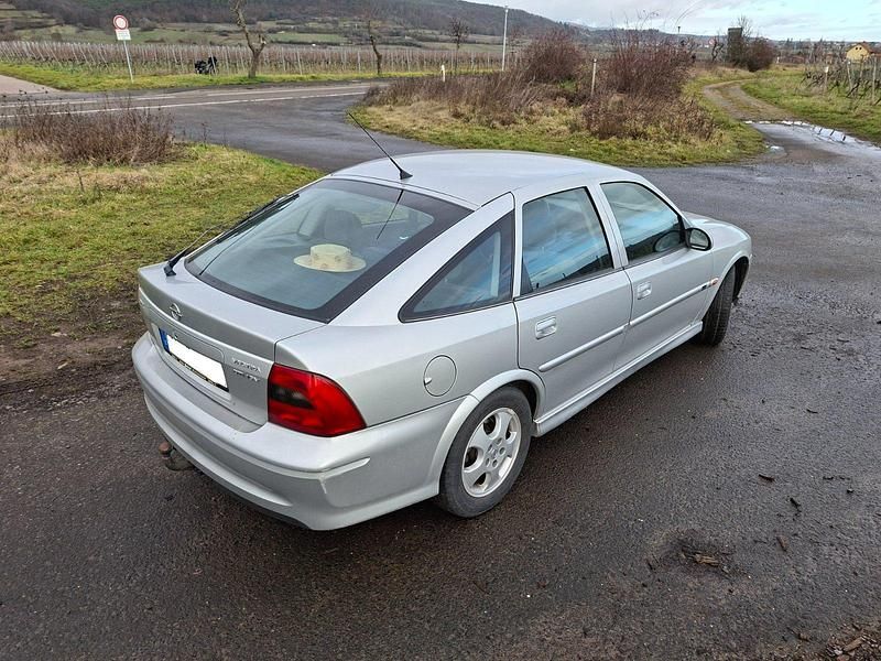Gebraucht Opel Vectra 101 PS (74 kW) 2000 Silber Limousine