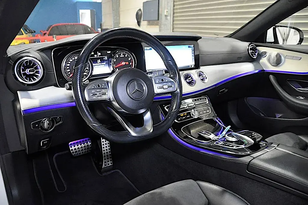 Gebraucht Mercedes E300 AMG 258 PS (189 kW) 2019 Weiß Coupé