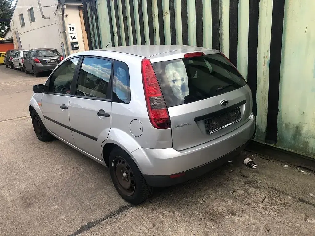 Second-hand Ford Fiesta 80 CP (58 kW) 2004 Argintiu Hatchback