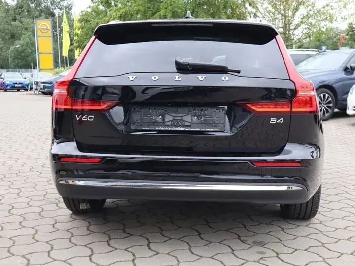 Gebraucht Volvo V60 Plus 197 PS (144 kW) 2023 Onyx schwarzmetallic Kombi