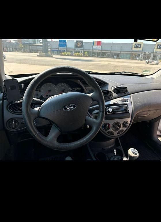 Grau Gebraucht 2004 Ford Focus Limousine | 500 € (Superpreis) - Bild 1/4