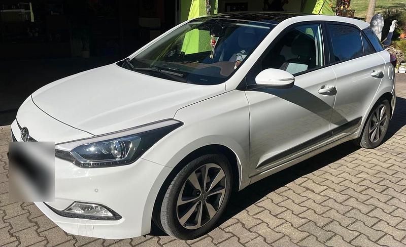 Gebraucht Hyundai i20 Trend 90 PS (66 kW) 2015 Weiß Kleinwagen