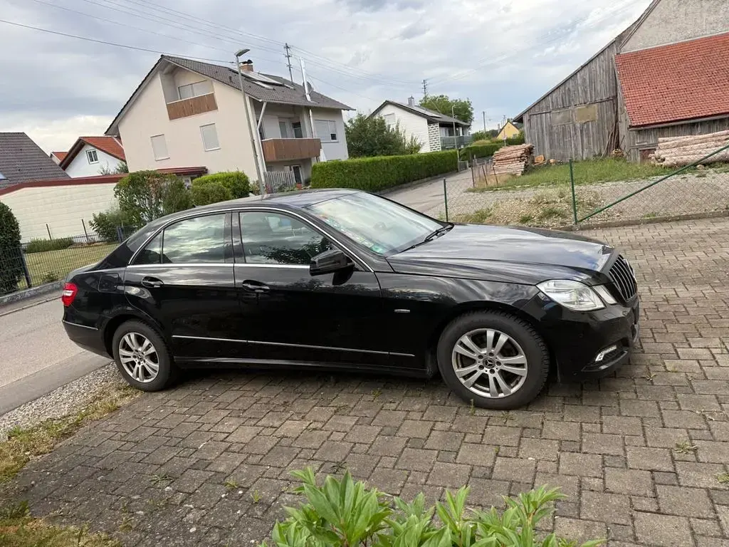 Gebraucht Mercedes E220 Avantgarde 170 PS (125 kW) 2009 Schwarz Limousine