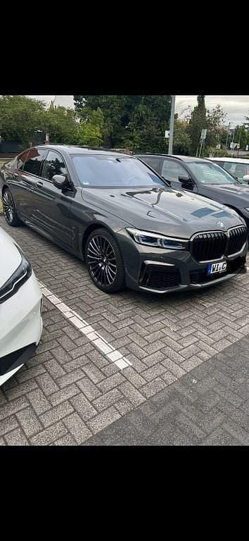 Grau Gebraucht 2019 BMW 750 M Sport Limousine | 57.100 € (Fairer Preis) - Bild 1/4
