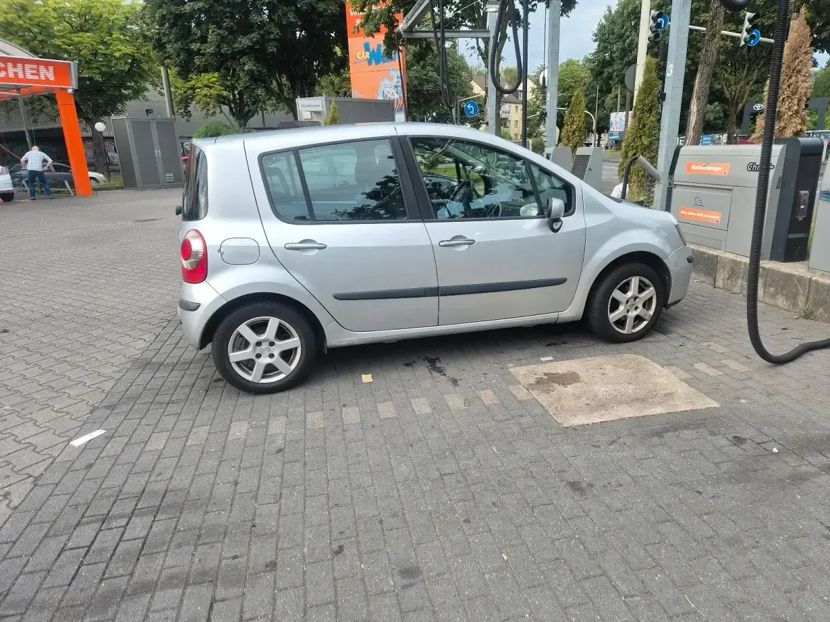 Gebraucht Renault Clio 85 PS (62 kW) 2009 Silber Kleinwagen