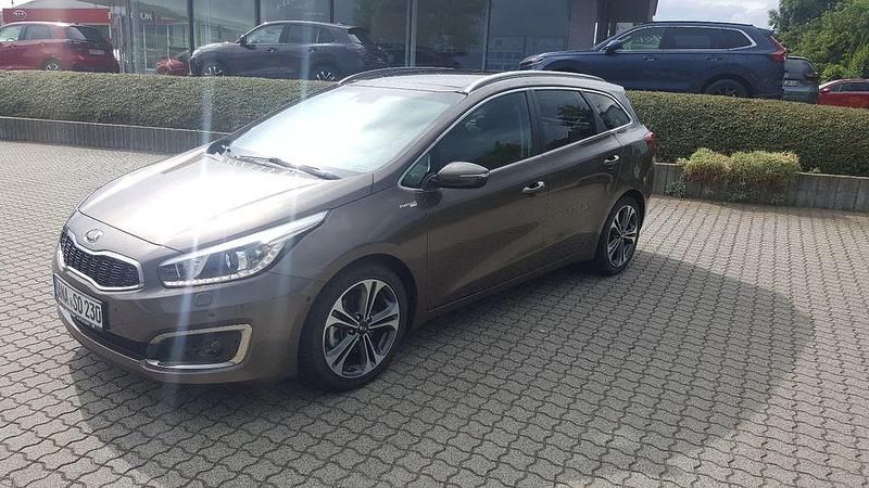 Beige metallic Gebraucht 2017 Kia Ceed Sportswagon Platinum Kombi | 17.990 € (Teuer) - Bild 1/4
