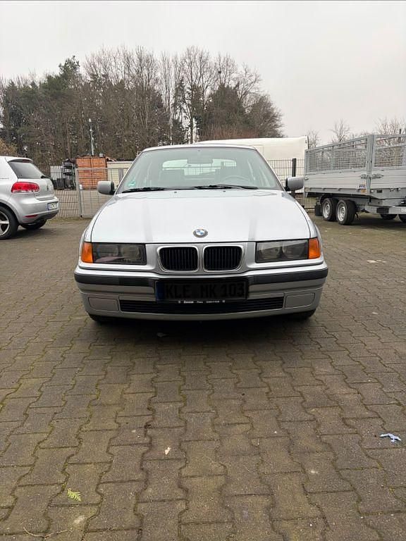 Grau Gebraucht 1997 BMW 318 Limousine | 7.999 € (Fairer Preis) - Bild 1/4