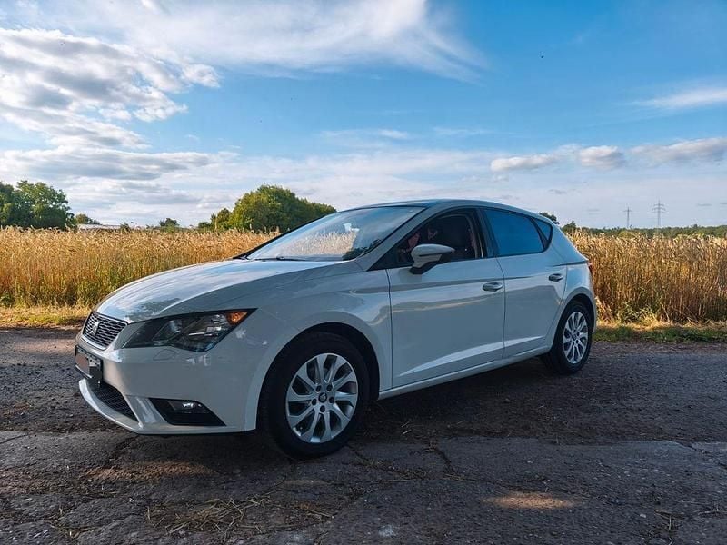 Weiß Gebraucht 2013 Seat Leon Style Limousine | 5.300 € (Superpreis) - Bild 1/4