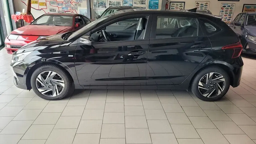 Gebraucht Hyundai i20 101 PS (74 kW) 2024 Schwarz Kleinwagen