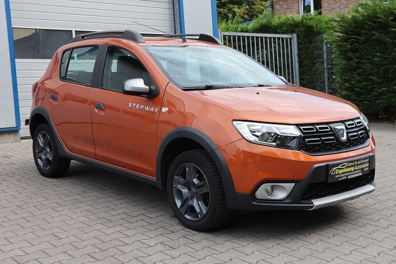Orange Gebraucht 2018 Dacia Sandero Celebration Kleinwagen | 9.790 € (Fairer Preis) - Bild 1/4