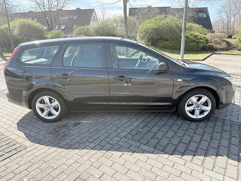 Gebraucht Ford Focus Titanium 145 PS (106 kW) 2006 Blau Kombi