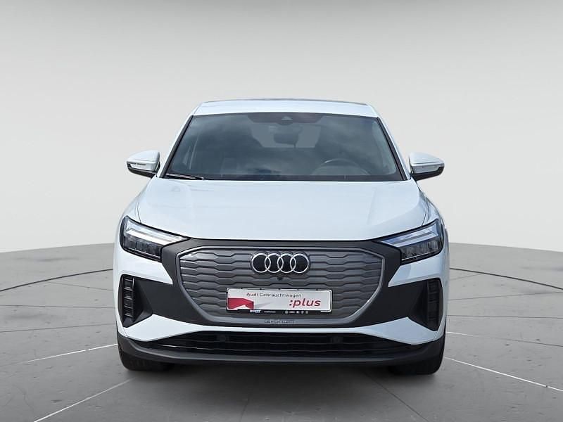 Gletscherweiß metallic Gebraucht 2022 Audi Q4 Sportback e-tron Ambiente SUV | 28.840 € (Guter Preis) - Bild 1/4