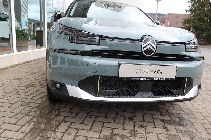 Neu Citroën e-C4 114 kW (156 PS) 2025 Grün Limousine