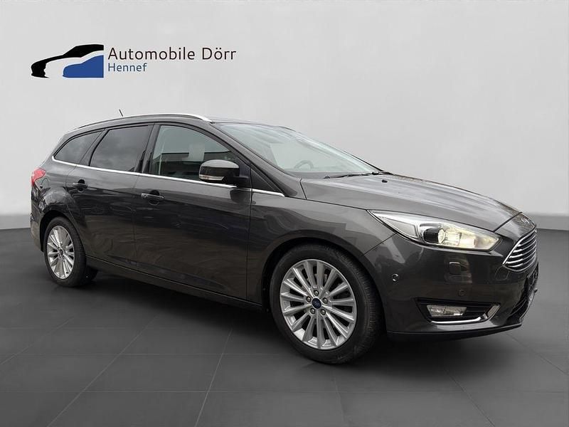Grau Gebraucht 2017 Ford Focus Titanium Limousine | 15.900 € (Teuer) - Bild 1/4