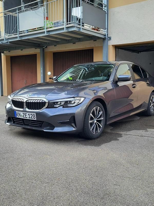 Grau Gebraucht 2019 BMW 320 Sport Line Limousine | 25.000 € (Etwas zu teuer) - Bild 1/4