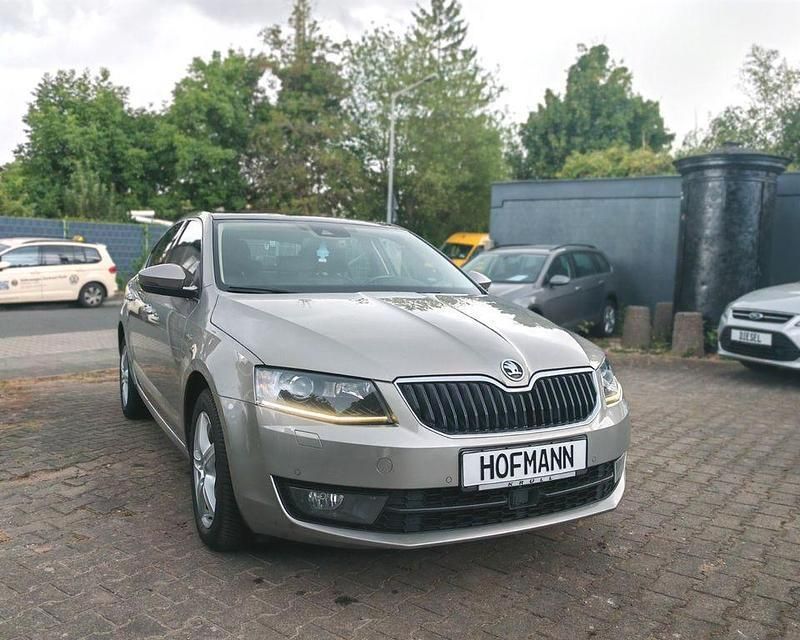 Cappuccinobeige metallic Gebraucht 2016 Skoda Octavia LAURIN & KLEMENT Limousine | 14.790 € (Fairer Preis) - Bild 1/2