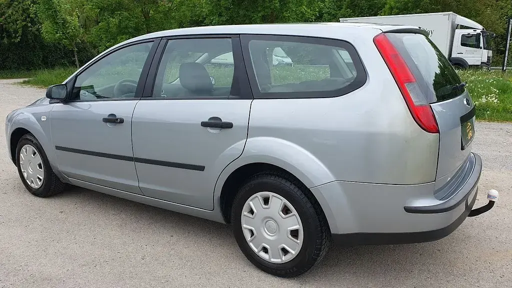 Gebraucht Ford Focus Trend 101 PS (74 kW) 2005 Silber Limousine