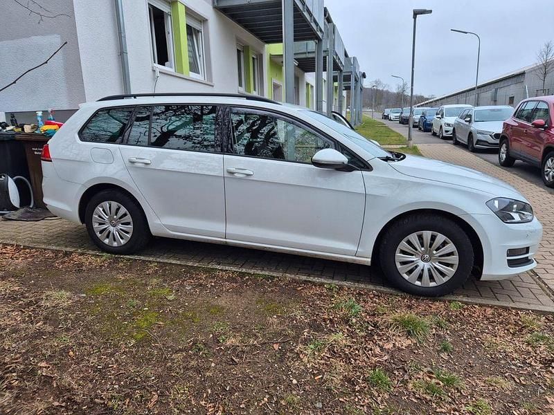 Weiß Gebraucht 2014 VW Golf VII Comfortline Kombi | 4.450 € (Etwas zu teuer) - Bild 1/4