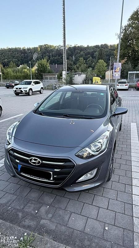 Grau Gebraucht 2016 Hyundai i30 Limousine | 7.600 € (Guter Preis) - Bild 1/4
