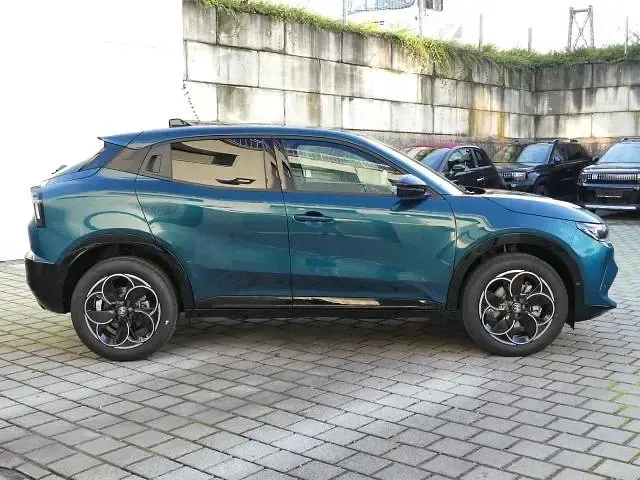Neu Alfa Romeo Junior 145 PS (106 kW) 2026 Blau navigli metallic SUV