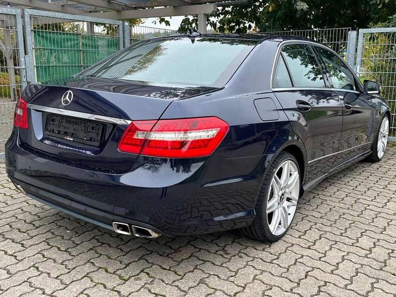 Gebraucht Mercedes E350 AMG line 265 PS (194 kW) 2010 Blau Limousine