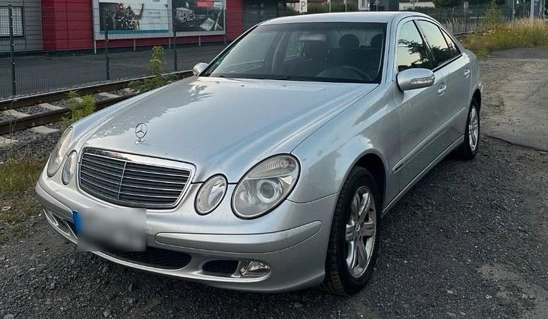 Silber Gebraucht 2002 Mercedes 220 Limousine | 900 € - Bild 1/4