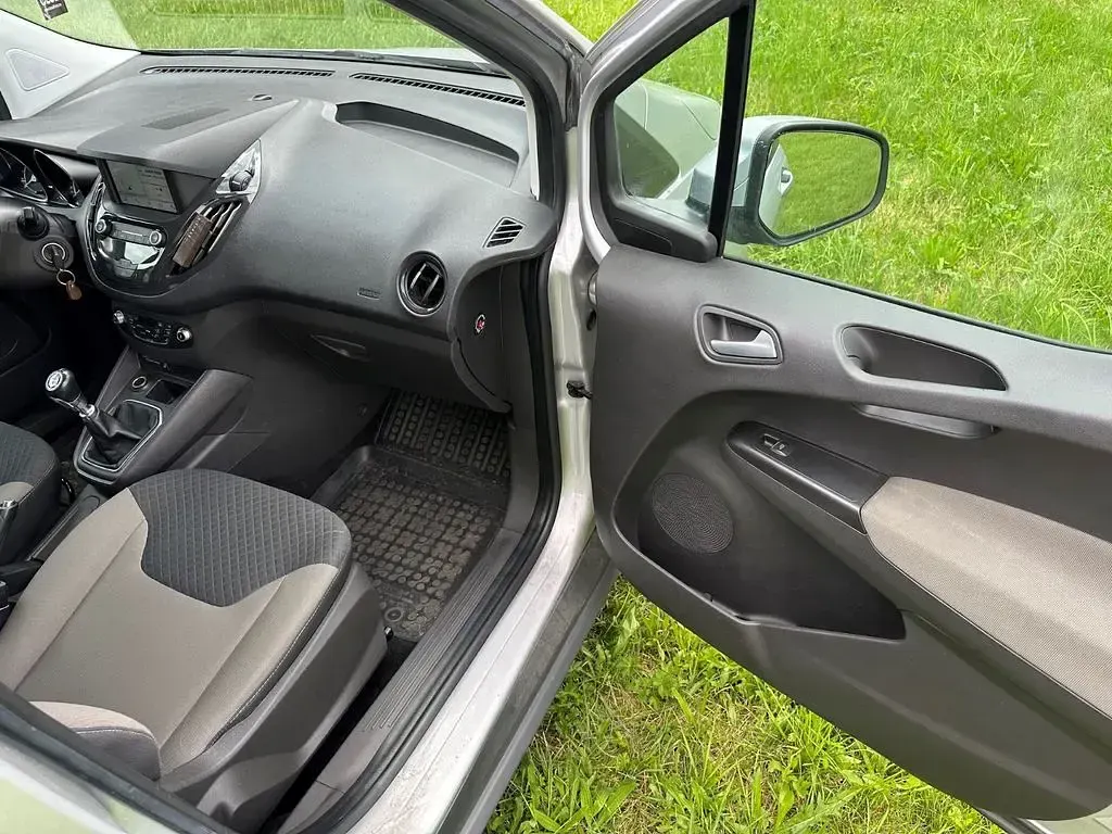 Gebraucht Ford Tourneo Courier Titanium 101 PS (74 kW) 2019 Silber Van / Kleinbus