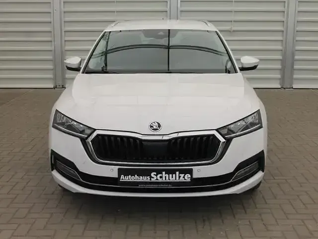 Używany Skoda Octavia Style 150 KM (110 kW) 2023 Biały Kombi