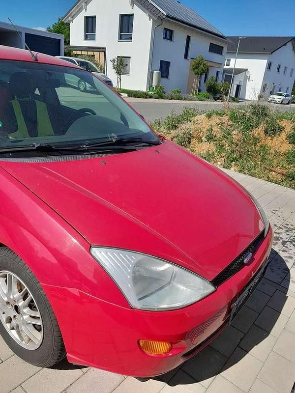 Rot Gebraucht 1999 Ford Focus Trend Limousine | 2.000 € (Teuer) - Bild 1/4