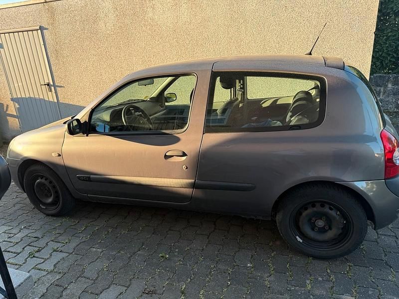 Grau Gebraucht 2003 Renault Clio II Kleinwagen | 600 € (Fairer Preis) - Bild 1/4