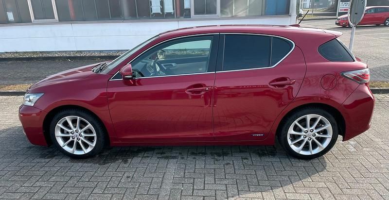 Gebraucht Lexus CT200h Luxury Line 135 PS (99 kW) 2010 Rot Kleinwagen