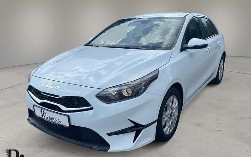 Weiß Neu 2025 Kia Ceed Limousine | 22.495 € (Superpreis) - Bild 1/4