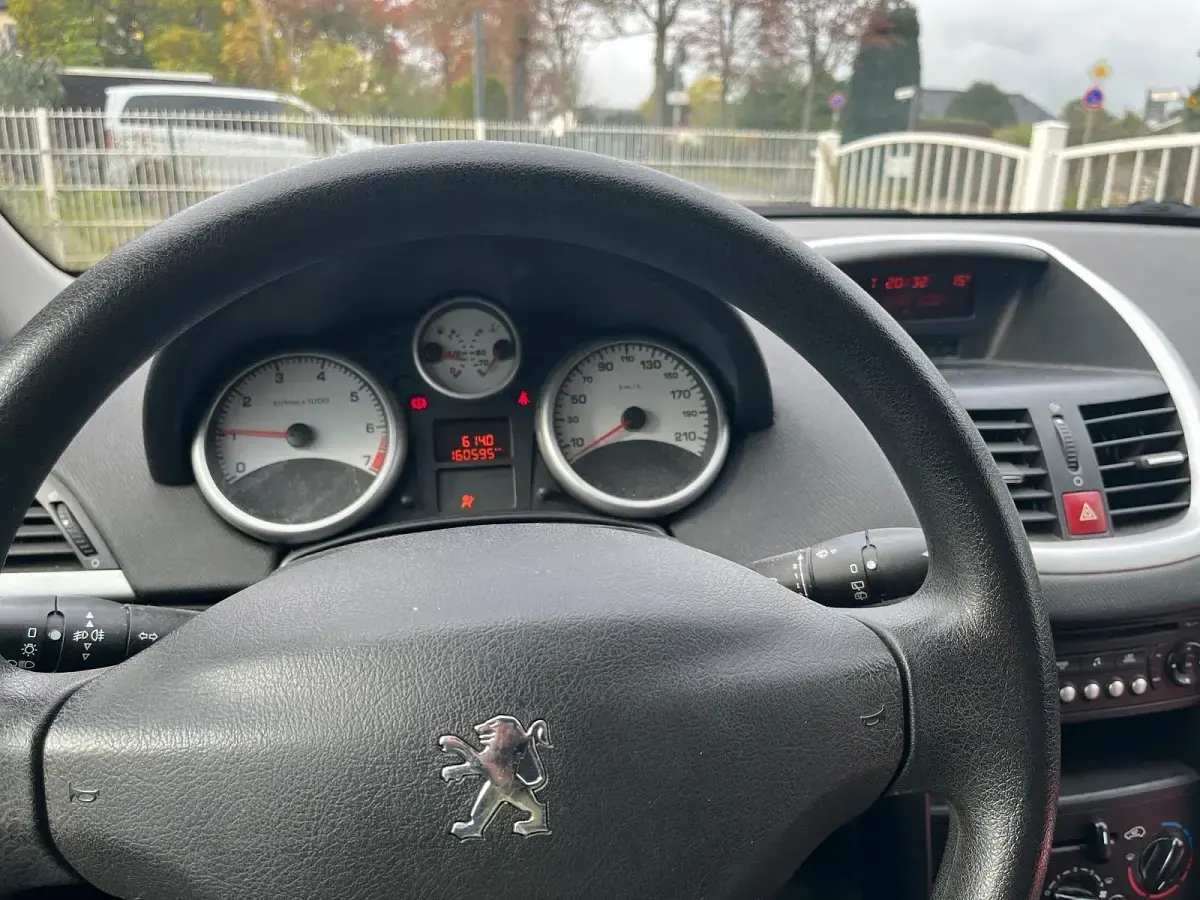 Gebraucht Peugeot 207 73 PS (53 kW) 2007 Schwarz Kleinwagen