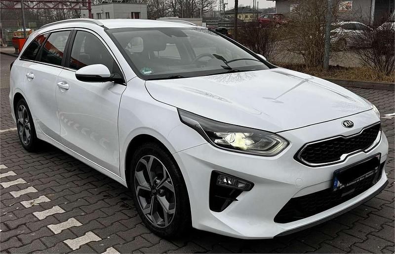 Weiß Gebraucht 2021 Kia Ceed Sportswagon Spirit Kombi | 11.000 € - Bild 1/4