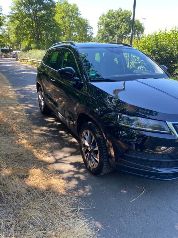 Schwarz Gebraucht 2020 Skoda Karoq Drive SUV | 22.999 € (Guter Preis) - Bild 1/2