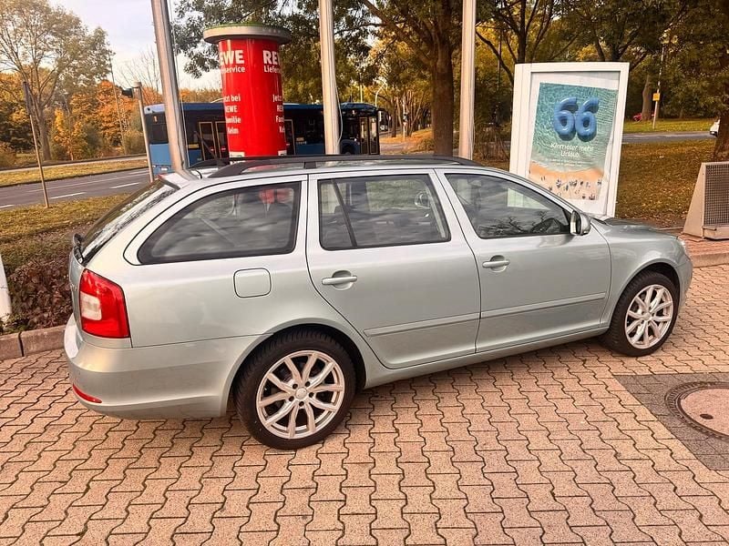 Gebraucht Skoda Octavia 140 PS (102 kW) 2011 Grau Kombi