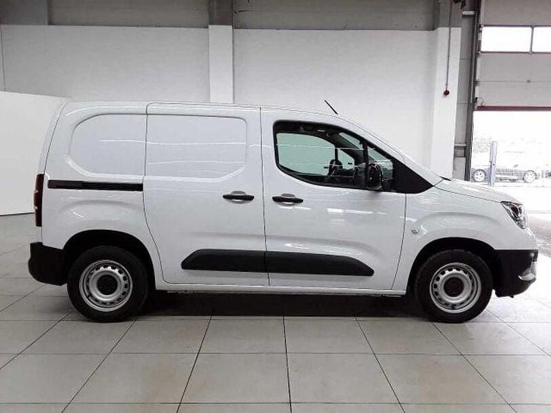 Gebraucht Opel Combo 102 PS (75 kW) 2024 Kaolin weiß Van