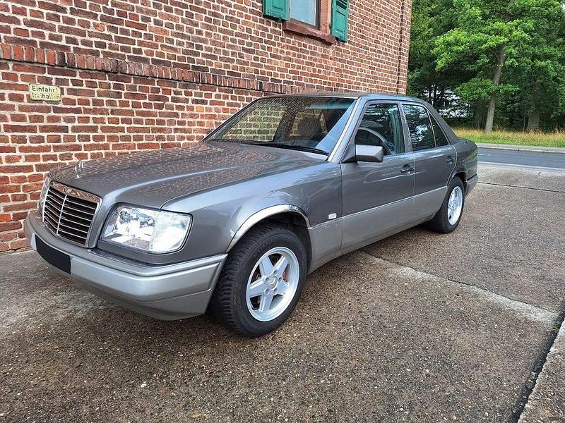 Grau Gebraucht 1993 Mercedes E200 Limousine | 4.990 € - Bild 1/4